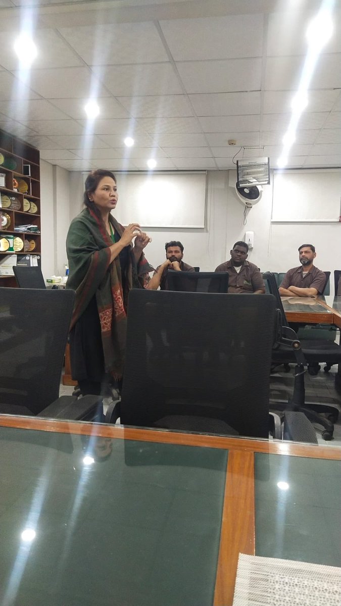 KarwanHayat's tweet photo. The Assistant nursing superintendent conducted an IPC (Infection Prevention and Control) session with housekeeping and janitorial staf focusing on waste collection and hand hygiene. #KarwaneHayat #IPC #joinustoday #healthcaresetting https://t.co/Q5NIUc4Ytc