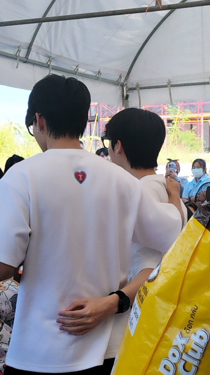 gaosibsong's tweet photo. เบื้องหลังเค้าก็หวานกันอยู่น้าาา ✨

@fort_fts
@peatwasu
#Peatwasu #CaptainPeat
#FortFTS #ComeFortZon #BabyFeat 
#เบบี้ฟีทชวนฟอร์ดพีททำบุญ https://t.co/4QeKgFhDOy