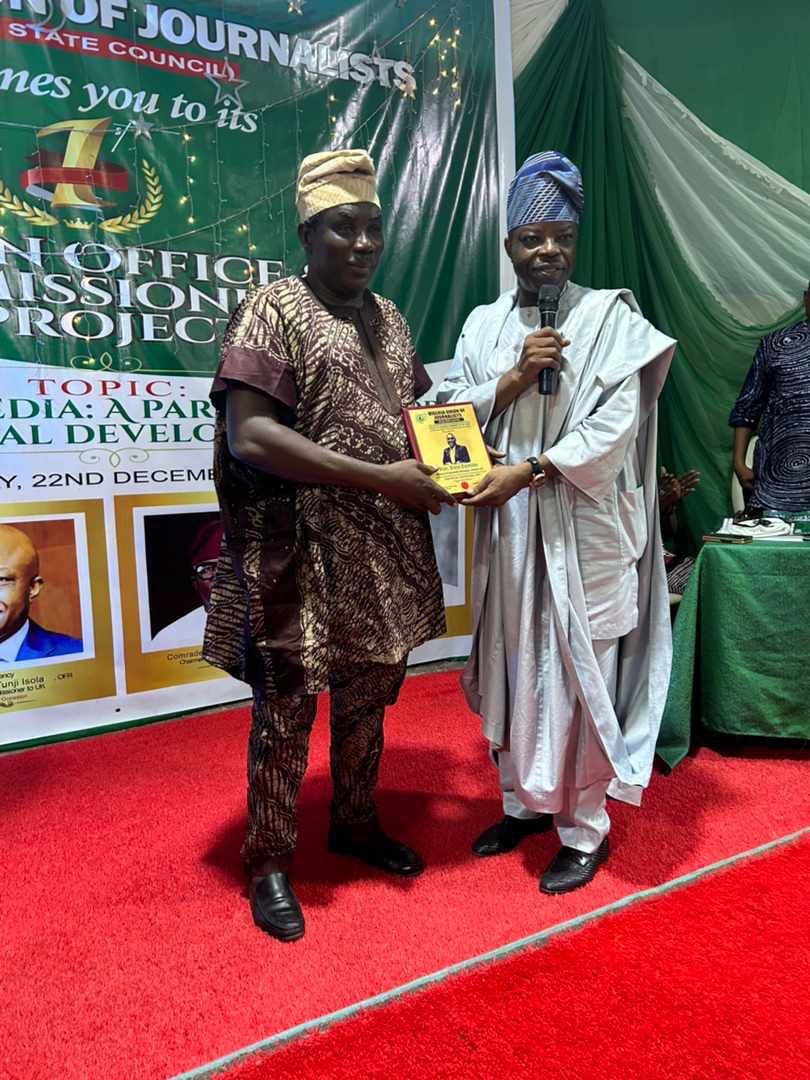 HonElemideO's tweet photo. Yesterday,  I was awarded the House of Assembly Member of the Year by the @NUJofficial, Ogun State Chapter. 
Even as I discharge my mandate to my Constituency and the State at large,  I sincerely appreciate this recognition from these noble professionals. https://t.co/lVGLsICJRK