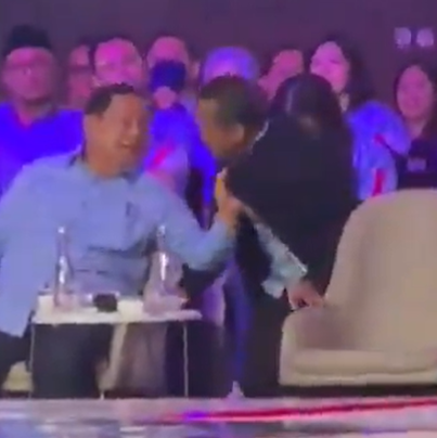 BosPurwa's tweet photo. Nie gw kasih tau loe ya bro @zarryhendrik, klo Prabowo mikir jauh, memikirkan bangsa dan negara gak akan pernah memperlakukan Bahlil sprt itu di depan publik yang notabene Menteri Investasi/BKPM negara Kesatuan Republik Indonesia.

Bisa jadi investor dengan sikap seperti itu tidak percaya lagi sama Bahlil. Puluhan, ratusan trliliun bisa hilang sekejap!