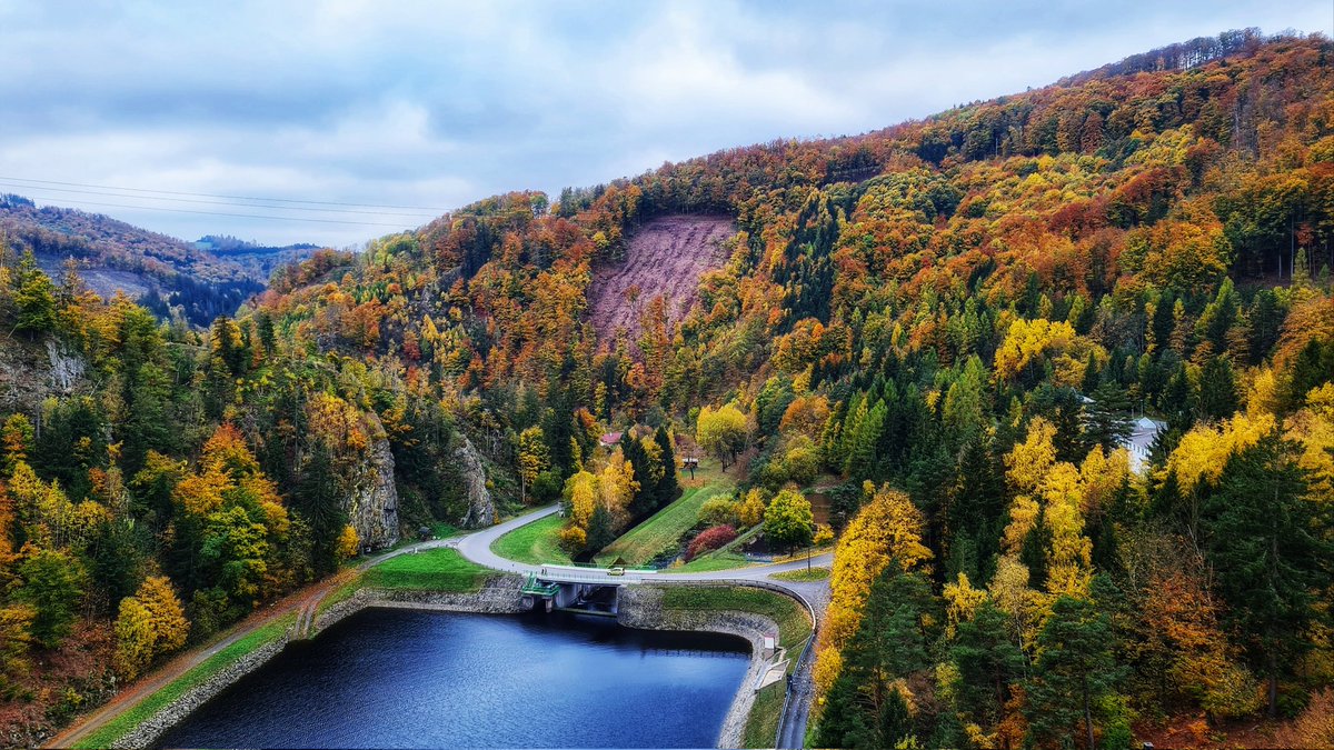 HBaksova's tweet photo. Pohled z hráze Vírské přehrady. 🍁🍂🧡
#powerstation #waterdam #magicview #panoramaphotography #panoramaview #autumncolors #autumnleaves #autumnlove #landscape #landscapecapture #landscapephotography #nature #naturelove #naturelover #natureaddict #naturephotography #photography https://t.co/prpE9TQdeP