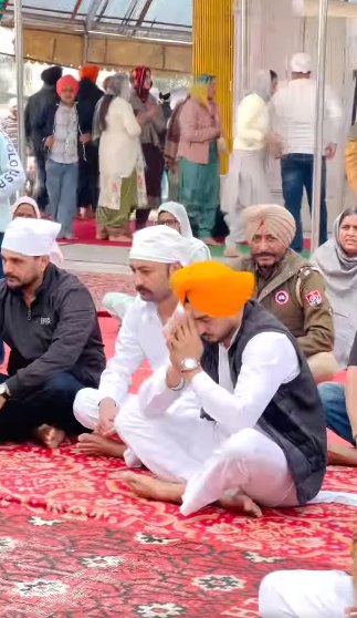 ਦਸਤਾਰ ਸਜਾ ਗੁਰਦੁਆਰਾ ਸ੍ਰੀ ਫ਼ਤਹਿਗੜ੍ਹ ਸਾਹਿਬ ਵਿਖੇ ਨਤਮਸਤਕ ਹੋਏ ਪੰਜਾਬੀ ਗਾਇਕ ਕੁਲਵਿੰਦਰ ਬਿੱਲਾ
#GurudwaraSriFatehgarhSahib #kulwinderbilla #punjab #tbncanada #Devinderbenipal