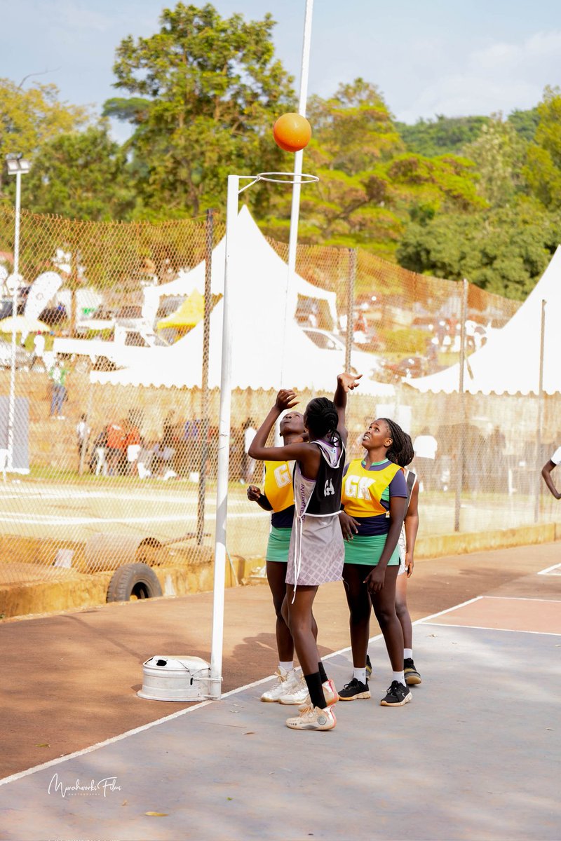 The WD and GD stop their partners going wide and the C covers the middle.  @NkumbaUni #ShakirahNassaka
@VarsitysportsUG #AUUSGames23 #AUUSGamesAtUCU  #netball2024  #VoBUpdates #UCUMukono #UgandaUniSports #Netball  #UGANDA #NWC23 #Netball  #Shecranes256 @shecranes256