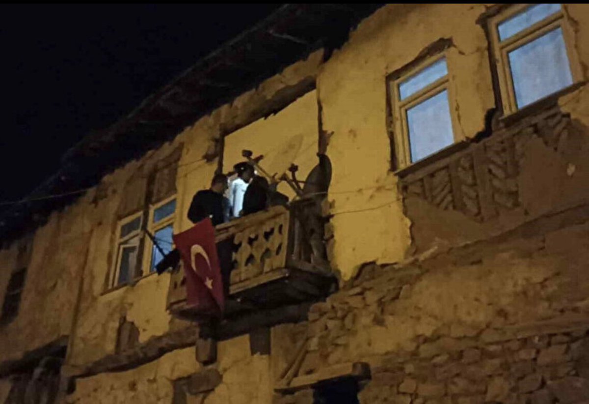 bizadanaliyik's tweet photo. Şehit düşen 6 askerimizden Yasin Karaca'nın şehadet haberi evine ulaştı. Şehidimizin baba ocağına Türk bayrağı asıldı. 🇹🇷

Evi yıkık, halısı hasır, döşeği çuldur.
Oğlu şehit, torunu yetim, gelini duldur. Neden hep vatanı koruyanlar yoksuldur? https://t.co/MquRajRpbs