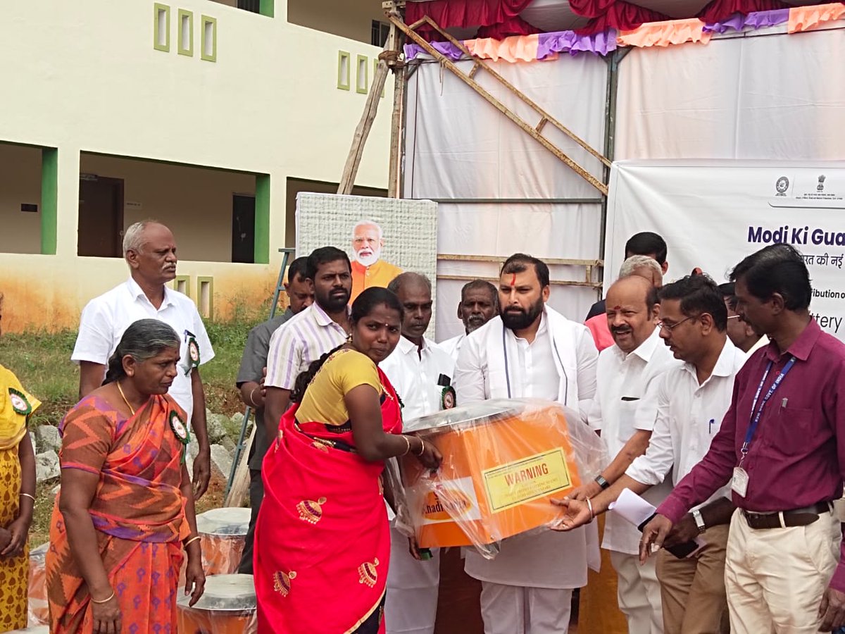 pibchennai's tweet photo. Shri Manoj Kumar Chairman, KVIC distributed Electric Pottery Wheels, Bee Hives with Tools, Turnwood Craft Tools, Palmgur Tools and Waste Wood Craft Tools under Gramodyog Vikas Yojana at Vishwa Bharathi Arts and Science College, Morappur, Dharamapuri, Tamil Nadu. https://t.co/kfl3cwIdUa