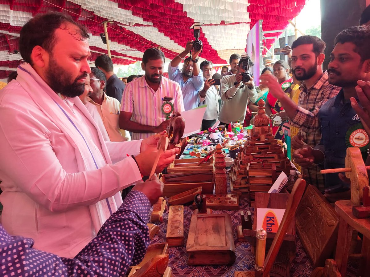 pibchennai's tweet photo. Shri Manoj Kumar Chairman, KVIC distributed Electric Pottery Wheels, Bee Hives with Tools, Turnwood Craft Tools, Palmgur Tools and Waste Wood Craft Tools under Gramodyog Vikas Yojana at Vishwa Bharathi Arts and Science College, Morappur, Dharamapuri, Tamil Nadu. https://t.co/kfl3cwIdUa