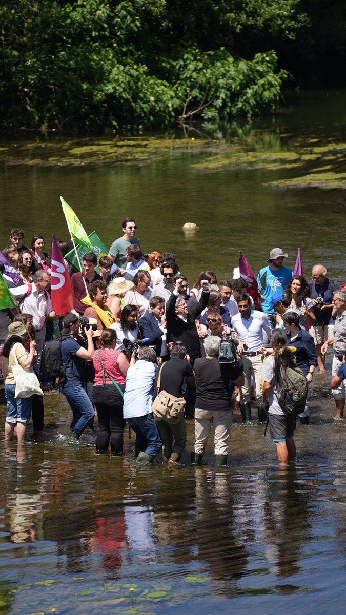 acamagnoni's tweet image. Le montage photoshop de Panot LOL ...entourée d&apos;un halo de lumière elle se prend pour la vierge 😂😂😂
Son gourou nous a déjà fait le coup de celui qui marchait sur l&apos;eau.
Quelle équipe !!
#LaSecte