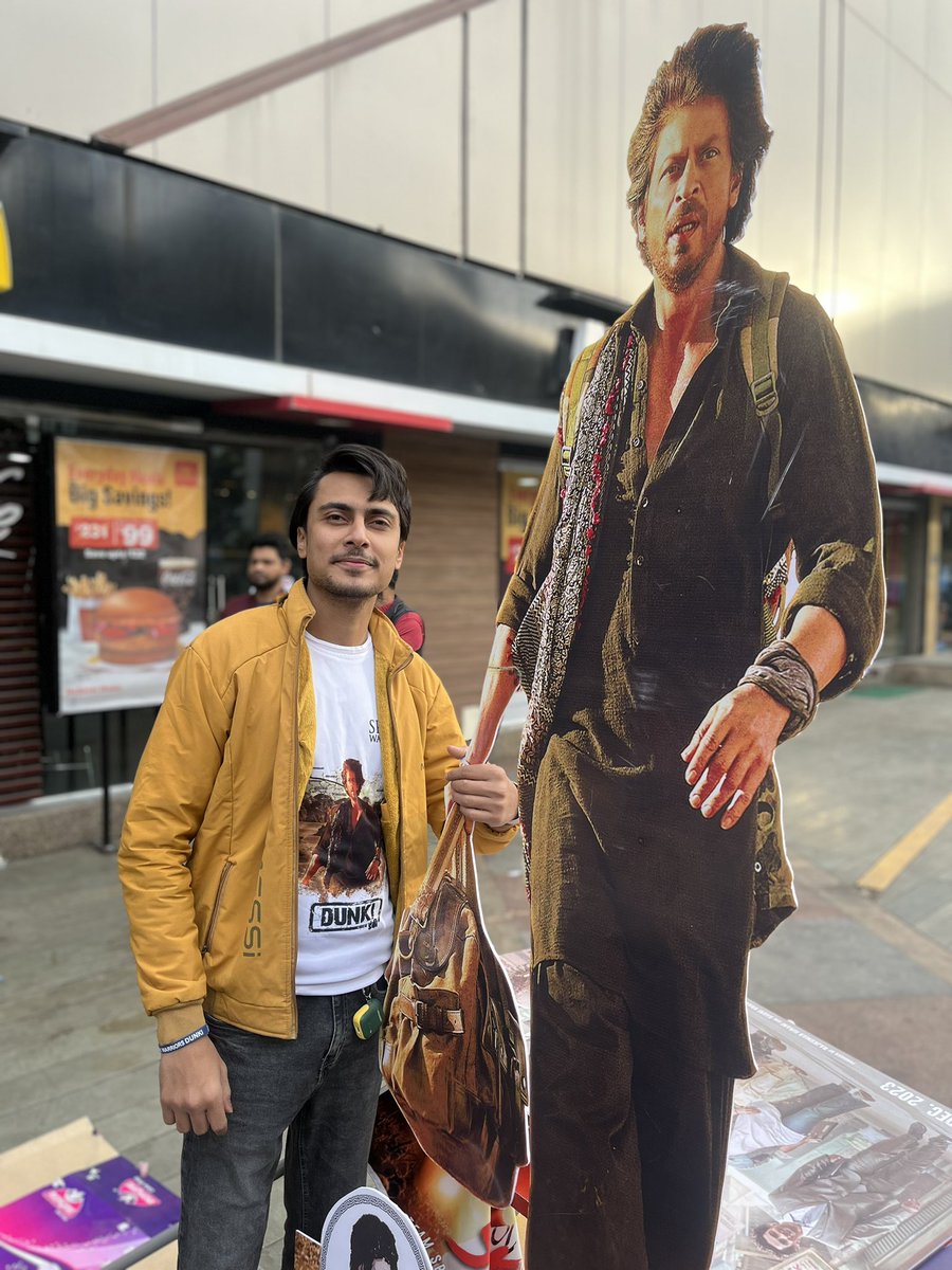 FaizaanSalar's tweet photo. Sir apka hath pakad liya he ab agli #Dunki mein muje sath le jana 😍 @iamsrk  we loved your movie in Ahmedabad ❤️ @RedChilliesEnt #DunkiReview #ShahRukhKhan #DunkiFirstDayFirstShow https://t.co/7nyw3QOkFb