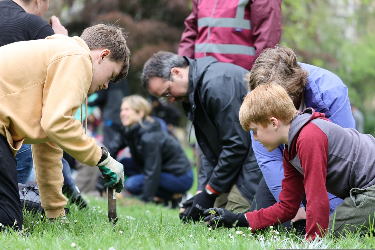 May 2023: The eyes of the world were on the parks as we played host to the Coronation of Their Majesties King Charles III and Queen Camilla 👑 On the Bank Holiday Monday hundreds of people joined us for #TheBigHelpOut volunteering session in The Green Park 🌷 #12MonthsOfTRP