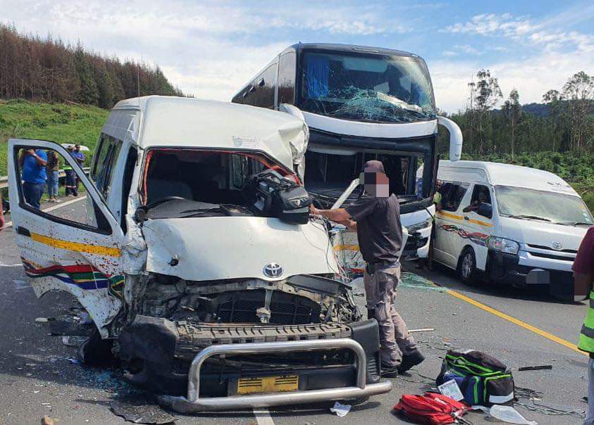 Crash involving a minibus taxi on N3 between Nottingham Road &amp; Balgowan, KZN Midlands