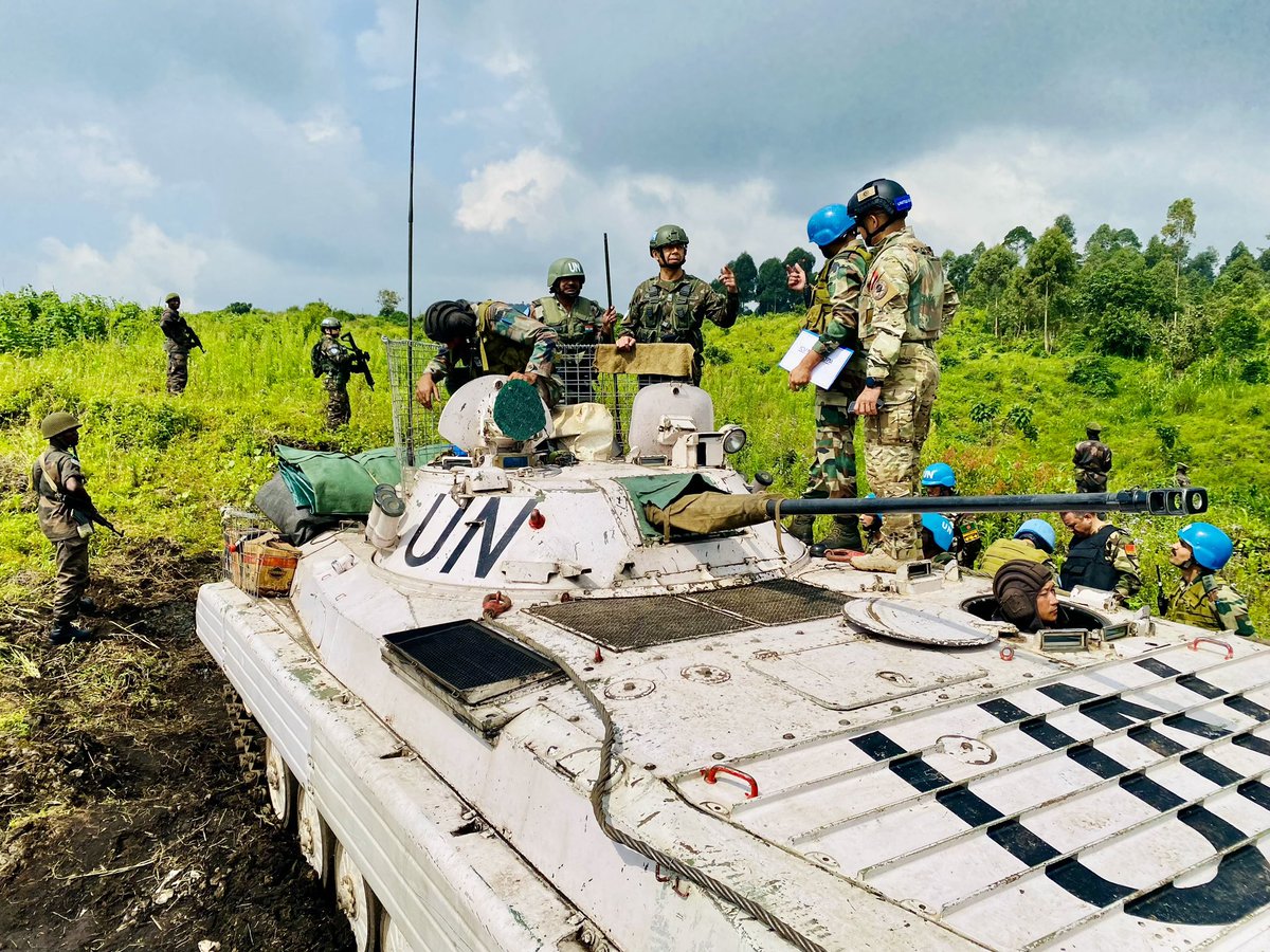 Le Commandant de la Force de la #MONUSCO, a inspecté les positions occupées par ses troupes défendant les villes stratégiques de Sake et de Goma. 

Il a échangé avec les Casques bleus qui y sont déployés et salué leur engagement pour la protection des civils dans ces localités.
