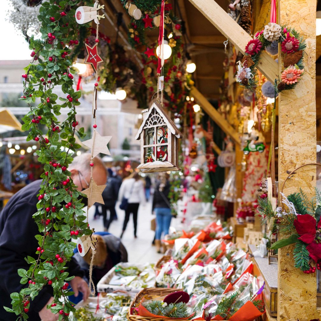 The charm of Barcelona at Christmas!✨😍

Let the charm of the season surround you in this wonderful city. 🎄

#traveltect #barcelona #barcelonanights #christmaslights #christmasmarket #ChristmasLights2023 #barcelonaexperience