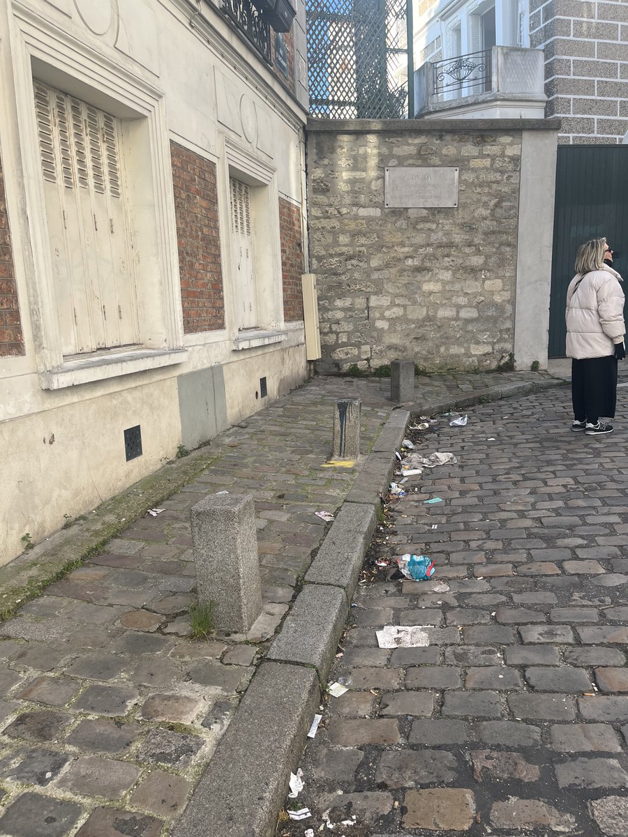 YannGenetay's tweet photo. Paris18 rue d'Orchampt : les mêmes détritus depuis 3 semaines devant la maison de Dalida (1000 touristes jour) : signalé sur l'app dansmarue depuis 10 jours et ... rien : y a-t-il un service de voirie dans cette ville ? @EricLejoindre @mairie18paris https://t.co/B9Dy37TdvZ
