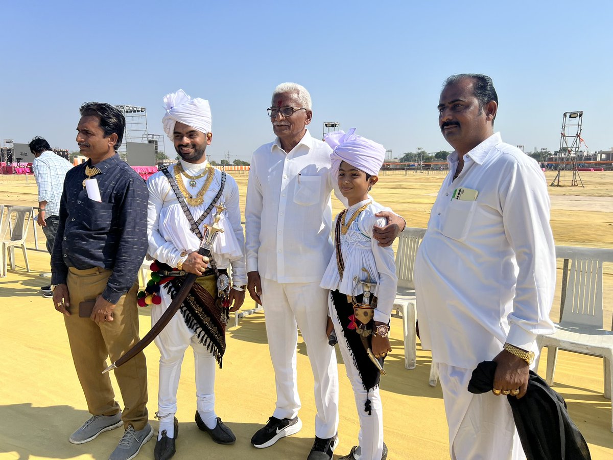 રાજાધિરાજ દ્વારકાધીશને વાજતે ગાજતે આગેવાનો અને આહીરાણીઓએ અધ્યક્ષ સ્થાન ઉપર બેસાડ્યા 
આજથી શરુ થતા સમગ્ર કાર્યક્રમમાં ભગવાન દ્વારકાધીશના અધ્યક્ષ રહશે 🙏
જય દ્વારકાધીશ 
#AhiraniMaharasDwarka 
#ABAMS