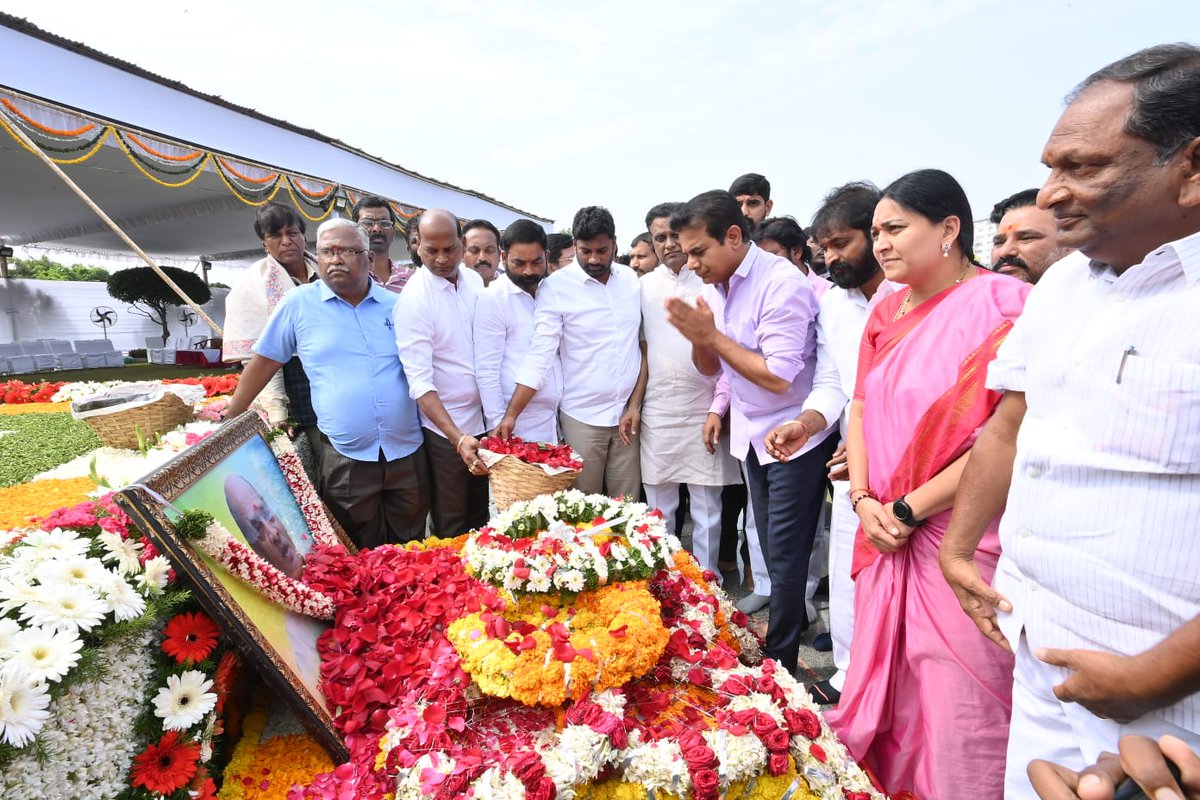 balkasumantrs's tweet photo. తెలంగాణ ముద్దుబిడ్డ, మాజీ ప్రధాని శ్రీ పీవీ నరసింహరావు గారి వర్ధంతి సందర్భంగా వారికి నేడు @BRSparty వర్కింగ్ ప్రెసిడెంట్, మాజీ మంత్రి వర్యులు శ్రీ @KTRBRS నివాళులు అర్పించారు.

ఈ కార్యక్రమంలో పలువురు ప్రజాప్రతినిధులు, బీఆర్ఎస్ పార్టీ నాయకులతో కలిసి పాల్గొనడం జరిగింది. https://t.co/349DDo8X3U