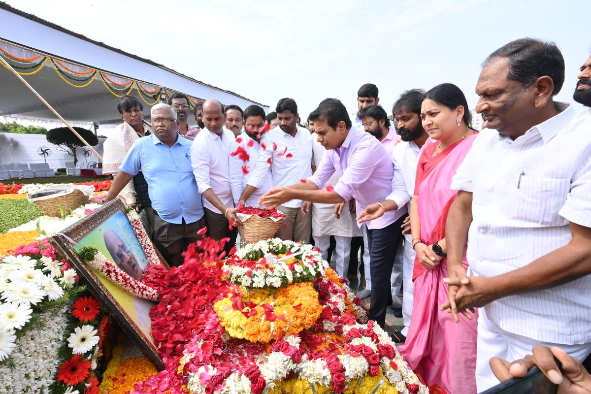 balkasumantrs's tweet photo. తెలంగాణ ముద్దుబిడ్డ, మాజీ ప్రధాని శ్రీ పీవీ నరసింహరావు గారి వర్ధంతి సందర్భంగా వారికి నేడు @BRSparty వర్కింగ్ ప్రెసిడెంట్, మాజీ మంత్రి వర్యులు శ్రీ @KTRBRS నివాళులు అర్పించారు.

ఈ కార్యక్రమంలో పలువురు ప్రజాప్రతినిధులు, బీఆర్ఎస్ పార్టీ నాయకులతో కలిసి పాల్గొనడం జరిగింది. https://t.co/349DDo8X3U