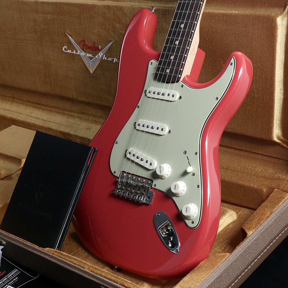1484shibuya's tweet photo. マスタービルダー、アンディ・ヒックス氏の制作した1960 Stratocasterが入荷。
新人ビルダーながら、既に卓越した技術を持つ彼の作品は担当スタッフも一押し！！
当店オーダーによる拘りの一本に仕上がってます。

#FENDERCUSTOM #FENDER #Stratocaster

https://t.co/nEyLqEBHef https://t.co/z9Q9GzrATD