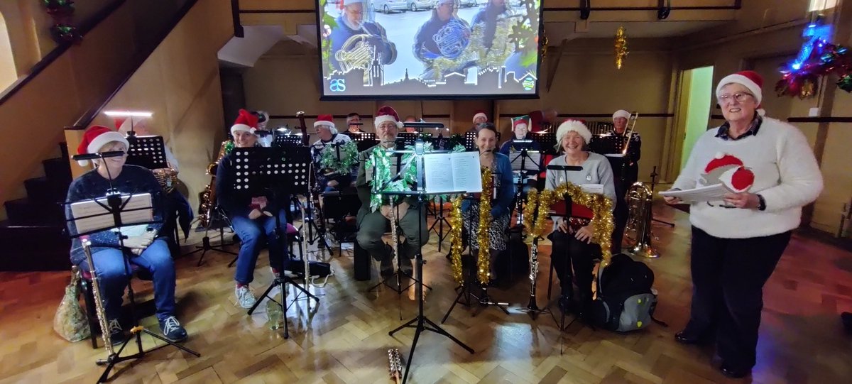 DevizesTownBand's tweet photo. Our final performance of the year; a carol service at the Wyvern Club, with mulled wine and mince pies. 

We wish you a very Merry Christmas and a Happy New Year and we look forward to seeing you all again next year at our Spring Concert on the 21st April! https://t.co/vdfqVtS044
