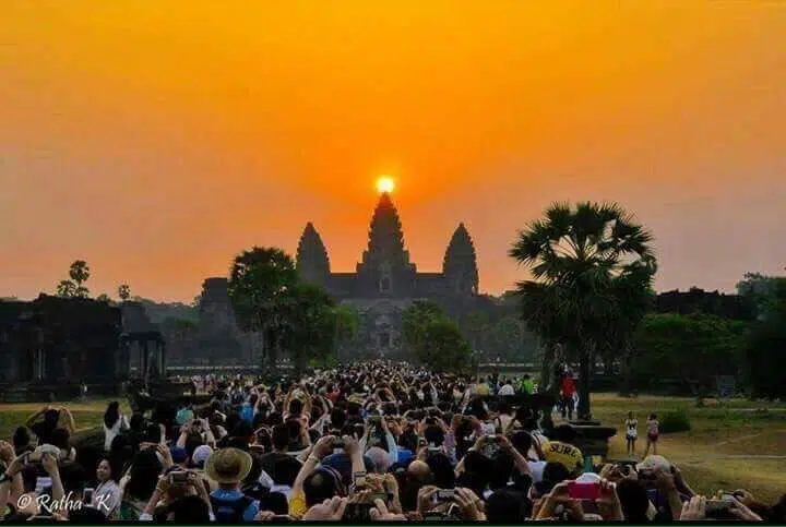 Xpresso2023's tweet photo. Do you know that the layout of Angkor Wat is aligned with significant astronomical events, particularly the sunrise during the spring equinox.🌞🌅🌇

 The temple is designed in such a way that the sun rises directly over its central towers during this time, creating a stunning visual effect. 

This alignment is believed to have had symbolic and religious importance for the builders, emphasizing the connection between earthly and cosmic realms.