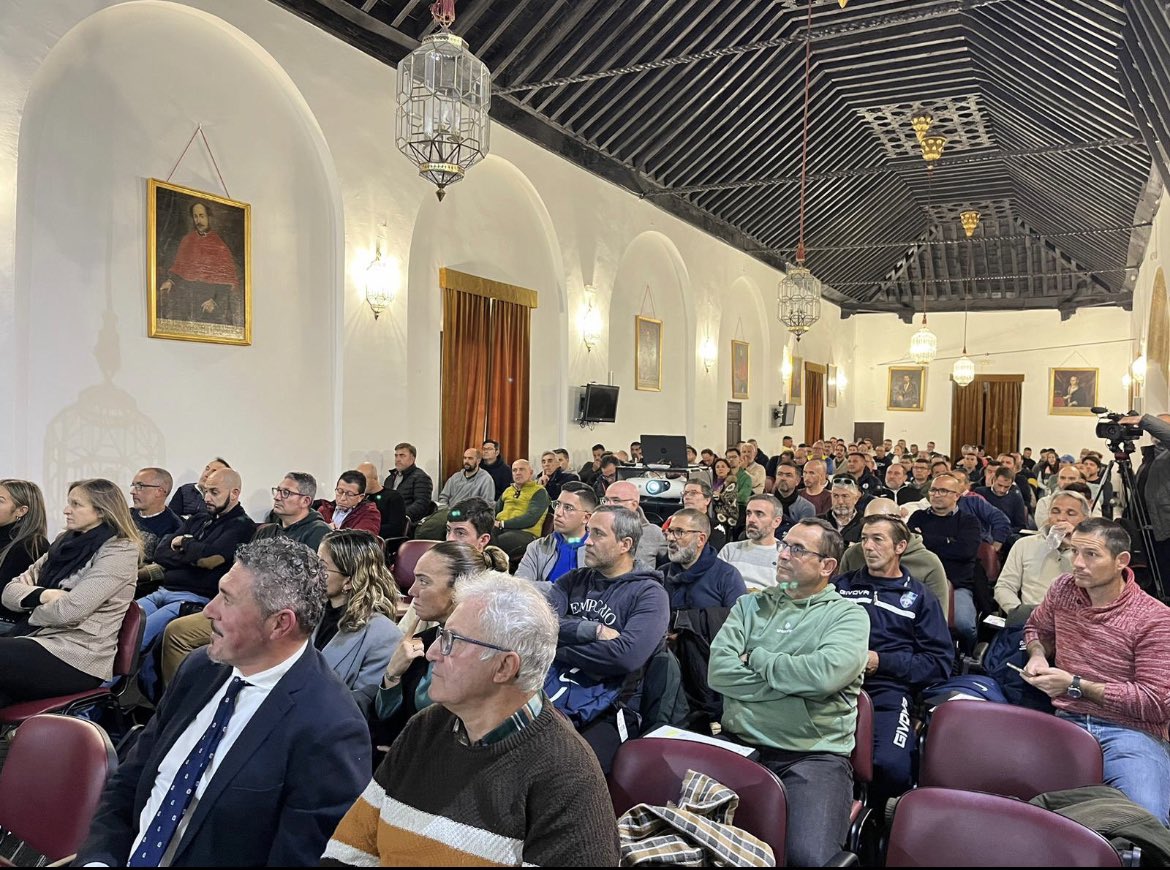 Gracias a la <a href="/RFAF/">RFAF</a> <a href="/rfef/">RFEF</a> y <a href="/peloterossur/">Peloteros Sierra Sur</a> por invitarme a la jornadas del entrenador de Sevilla en la Universidad de Osuna. Un placer poder explicar cómo trabajamos en el <a href="/GironaFC/">Girona FC</a> .