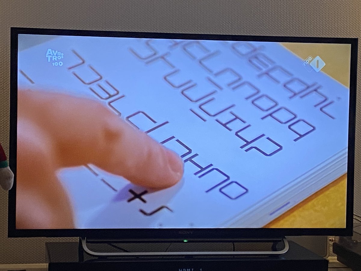 HerkAlex's tweet image. Val in een documentaire over grafisch ontwerper Wim Crouwel. 
Peter Saville gebruikte zijn ‘New Alphabet’ voor de hoes van ‘Substance’ van Joy Division.
#JoyDivision #FactoryRecords #WimCrouwel #GraphicDesigh #NewAlphabet