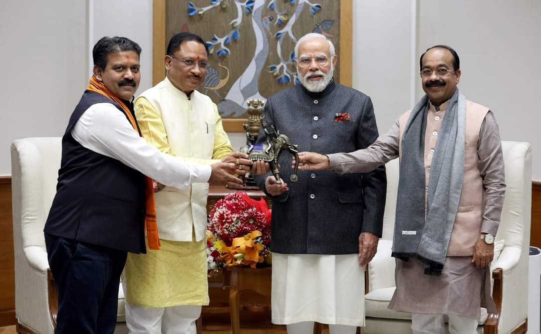 देश के यशस्वी प्रधानमंत्री परम आदरणीय श्री <a href="/narendramodi/">Narendra Modi</a> जी से माननीय मुख्यमंत्री श्री <a href="/vishnudsai/">Vishnu Deo Sai</a> जी के साथ सौजन्य मुलाकात कर मार्गदर्शन प्राप्त किया।

इस अवसर पर उपमुख्यमंत्री श्री <a href="/ArunSao3/">Arun Sao</a> जी भी साथ रहे।
