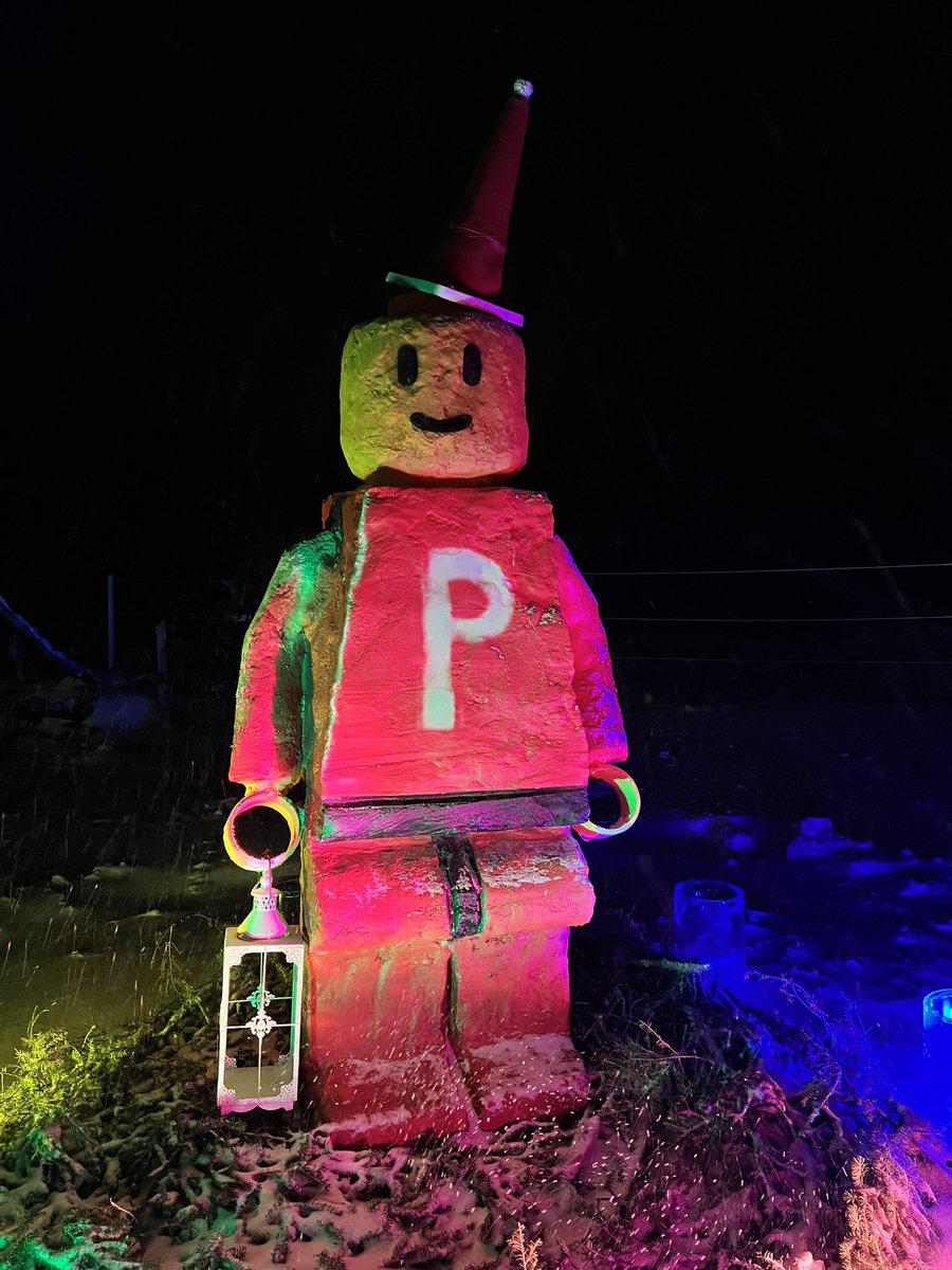 Pihamäessä luettiin eilen joulurauhan julistus, joka erään nuoren kirjoittama. Samalla ruokailtiin kaikkien läheisten kanssa❤️. 
Joulurauhaa valvoo lasten tekemä Lego-Petteri. 

Rauhallista ja turvallista Joulua kaikille. 
#pihamaki #sijaishuolto #lastensuojelu