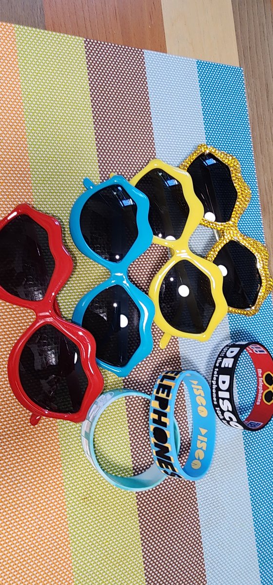 yossyvanilla's tweet photo. ほんこっち✋

踊るヤツがエラいのだ！
の
DISCOバージョン🕺✨

色悩んだけど💋🕶️は王道の赤

新生電話ズどんな感じになるやろか…
不安と期待でいっぱいでごわす🙌
まぁとりあえず踊れりゃヨイヨイ💃
DISCO de DANCE!!
#SDH14
#thetelephones https://t.co/FGMaAlBXsg