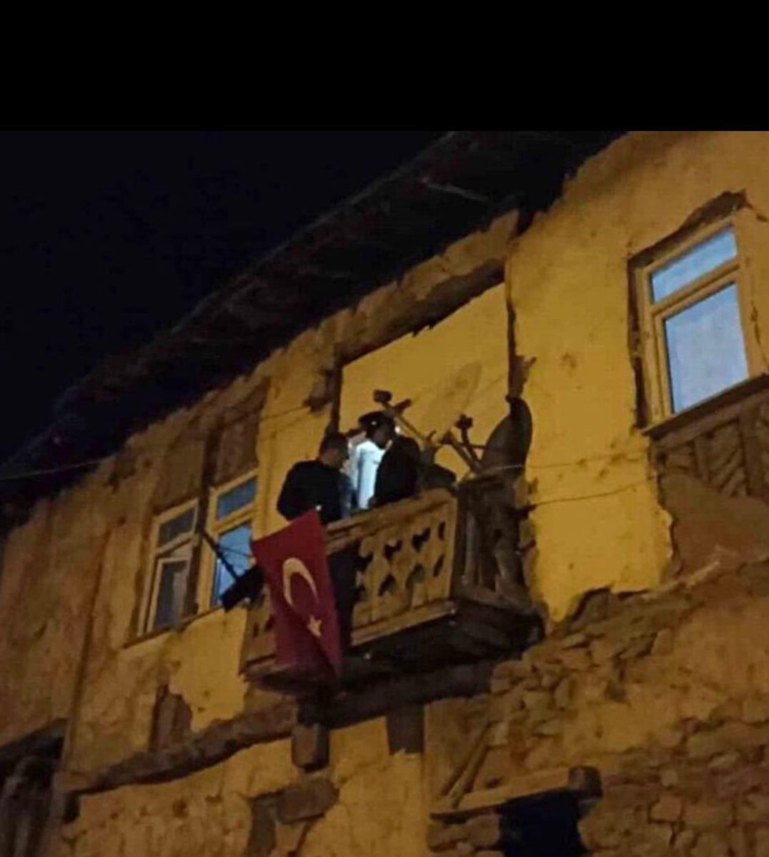 ksmyce's tweet photo. Dalgalanıyorsa bayrağımız, doğuyorsa güneşimiz, birileri bedelini ödediği içindir.  Vatan Sağolsun. #Hakkari #sehit #sehidimizvar https://t.co/dVXTfvdJ5I