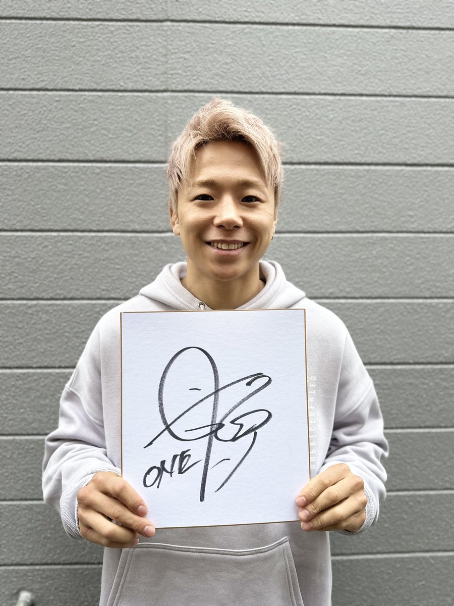 イヨ・スカイ WWE マリーゴールド サイン入りポートレート写真フレーム