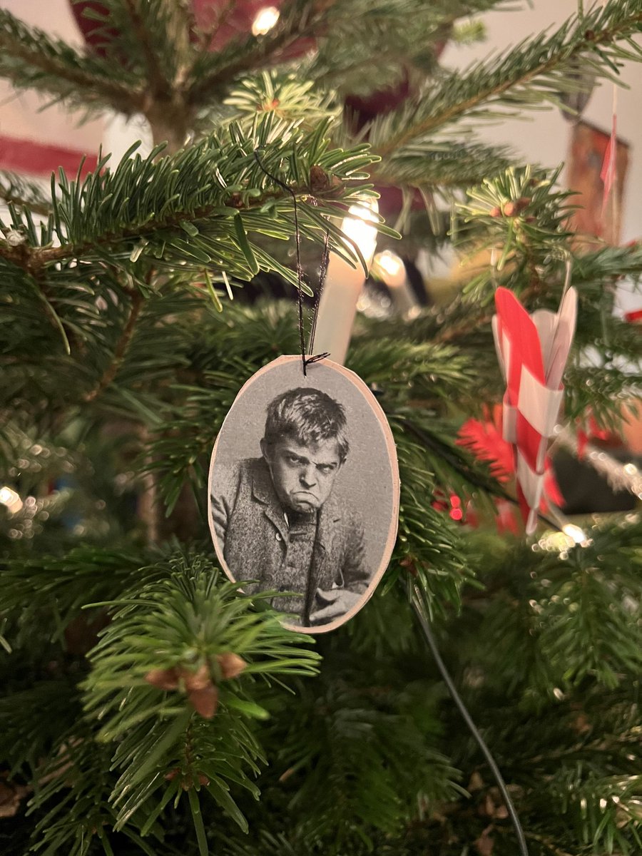 CarlChristKure's tweet photo. A Carl Nielsen Christmas tree https://t.co/98pVp4UgQu