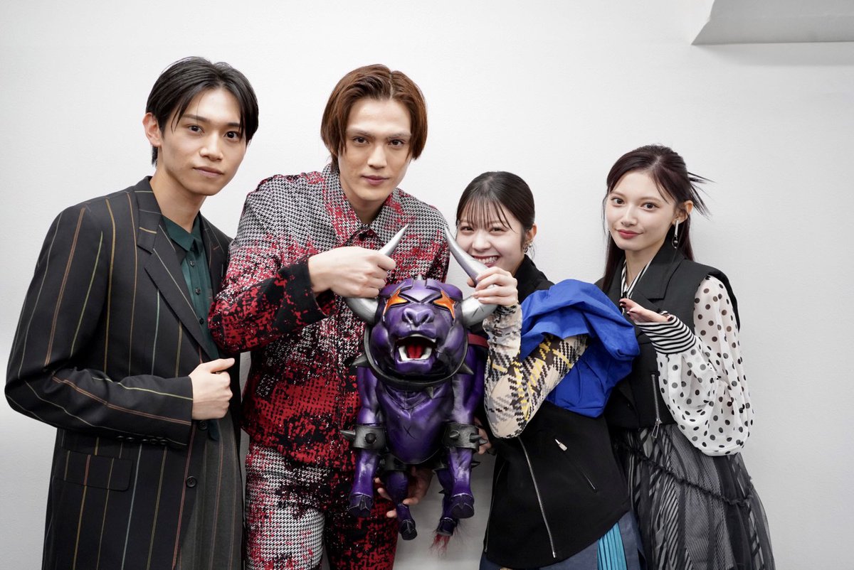 krGEATS_toei's tweet photo. コンちゃ〜🦊

#映画ガッチャードギーツ 上映2日目⭐️

Xでは抽選でプレゼントが当たる #感想ガッチャ大作戦 キャンペーンを実施中🦊
@toeiHERO_movie をフォローして、配布中の画像といっしょに感想を投稿するコン！

昨日の舞台挨拶後のお写真📸
みんなきまってるコン〜✨

#仮面ライダーギーツ https://t.co/ioYVlSDoYN