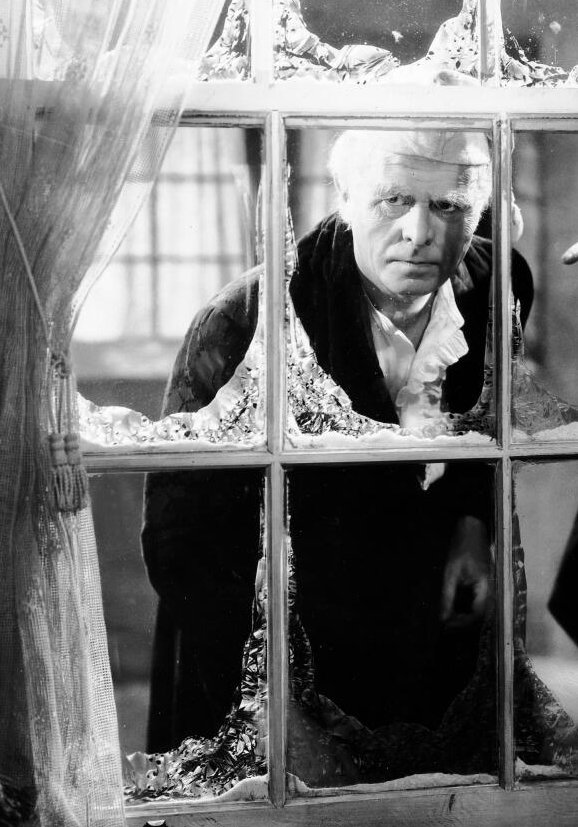 Reginald Owen interpretando al señor Scrooge en Cuento de Navidad de 1938