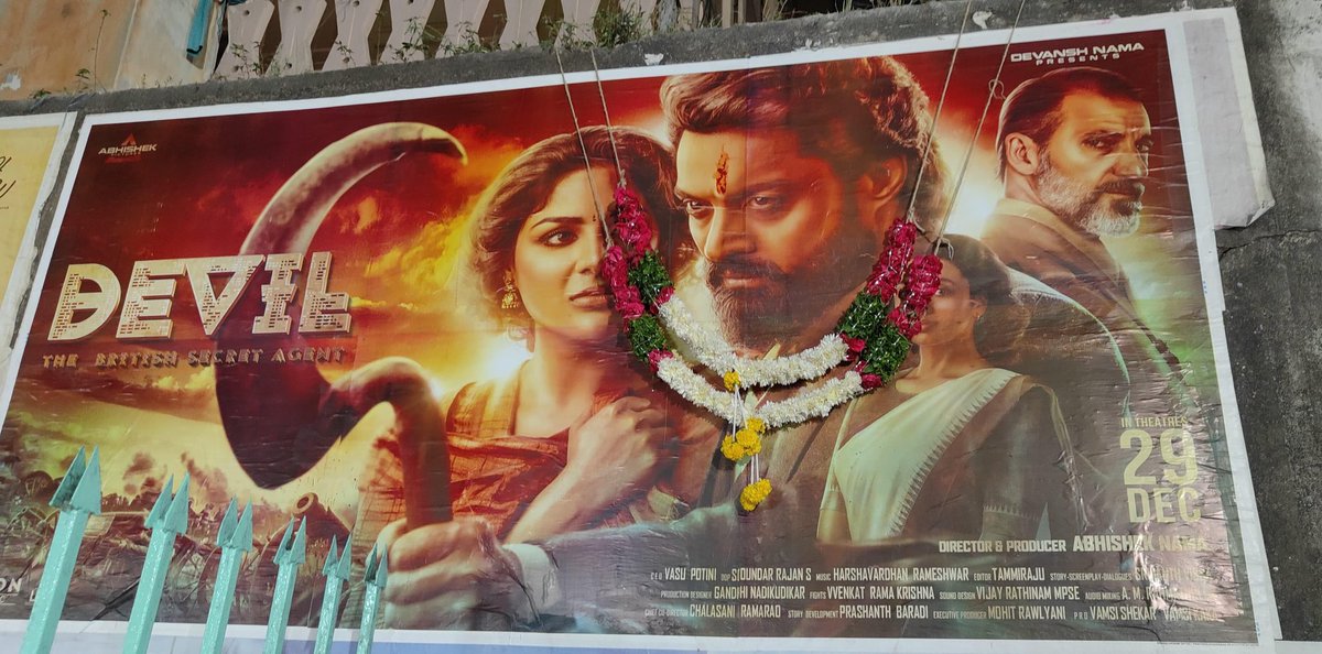 NadiriRavi9999's tweet image. 𝗥𝗧𝗖 𝗫 𝗥𝗢𝗔𝗗𝗦 𝗠𝗔𝗜𝗡 𝗦𝗛𝗢𝗪 𝗪𝗜𝗟𝗟 𝗕𝗘 𝗦𝗨𝗗𝗔𝗥𝗦𝗛𝗔𝗡 35 𝗠𝗠

#DevilTheMovie
#DevilOnDec29th 

#Devil - The British Secret Agent
@NANDAMURIKALYAN @iamsamyuktha_ #MalvikaNair @ImSimhaa