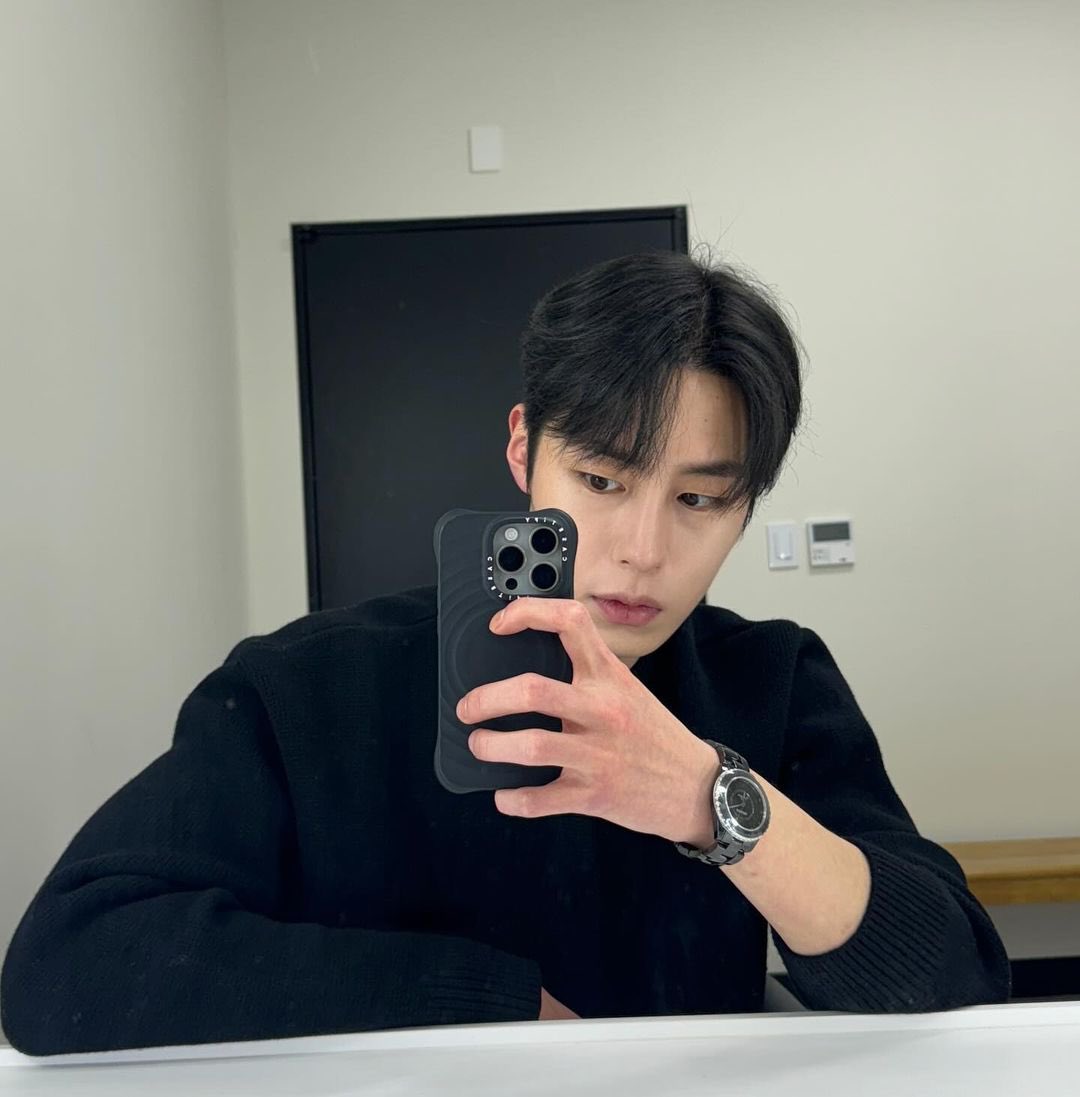 what a pretty gorgeous fine looking man🖤