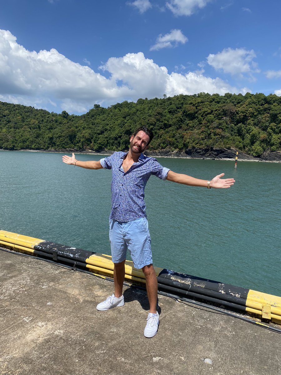 jamieravenmagic's tweet photo. That’s not something you see at an #airport ✈️ every day 🌧️ 🌪️
Thank you 🙏 #Asia for showing me what the #sun ☀️ looks like at the end of #Decemeber 🇲🇾 🇮🇩 🇹🇭 🇸🇬 
#hsbcrainvortex #rainvortex #changiairport #singapore https://t.co/Eag1zgzEQY