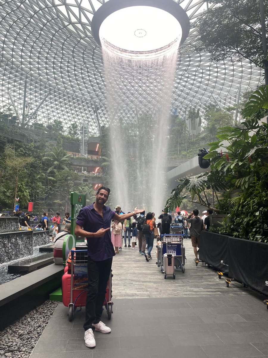jamieravenmagic's tweet photo. That’s not something you see at an #airport ✈️ every day 🌧️ 🌪️
Thank you 🙏 #Asia for showing me what the #sun ☀️ looks like at the end of #Decemeber 🇲🇾 🇮🇩 🇹🇭 🇸🇬 
#hsbcrainvortex #rainvortex #changiairport #singapore https://t.co/Eag1zgzEQY