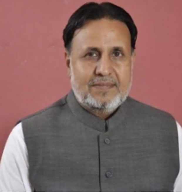دھاندلی کے نئے طریقے، میاں محمود الرشید کے وکلا نے لاہور میں انکے کاغذات نامزدگی داخل کرانے کی کوشش کی ریٹرننگ افسر نے وصولی سے انکار کر دیا انکی بیٹی نے اپنے کاغذات جمع کرا دئیے توکہا گیا فیس نیشنل بینک میں جمع ہو گی بنک پہنچے تو مینجر نے کہا فیس نہیں لے سکتے نوکری چلی جائے گی