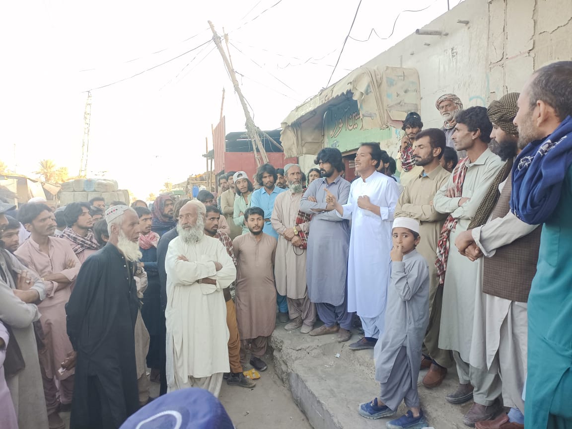 BYCKech's tweet photo. بلوچستان کے دیگر علاقوں کی طرح ماشکیل میں بھی اس وقت ریاستی دہشتگردی کے خلاف لوگوں سڑکوں پر نکل چکے ہیں۔
بلوچستان کے ہر علاقے سے لوگ اس وقت ریاستی دہشتگردی کے خلاف نکل چکے ہیں۔
#MarchAgainstBalochGenocide https://t.co/REygdDVSpT