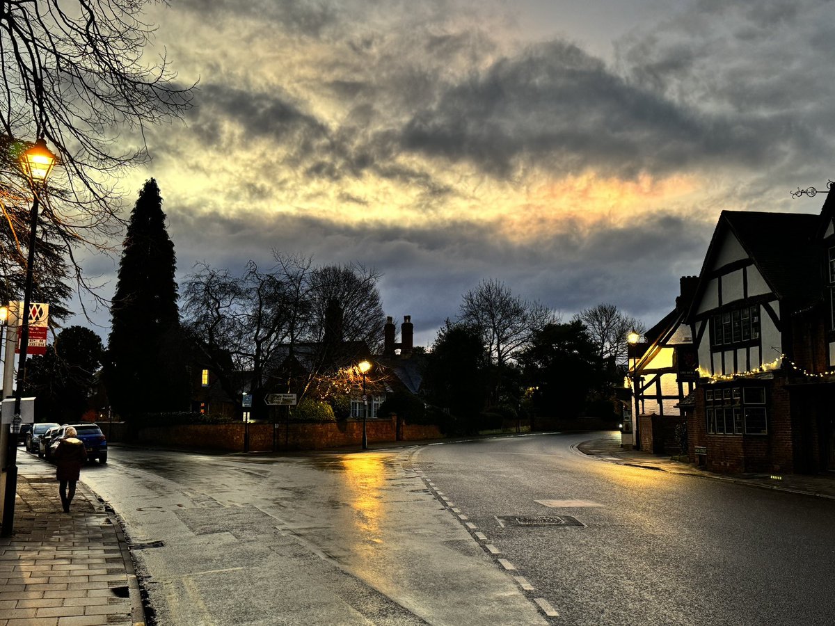 SolihullUpdates's tweet photo. Good Morning #Solihull, have a great weekend! #2DaysUntilChristmas
#Saturday will be largely dry and breezy with a mix of sunny and cloudy spells. The odd spot of rain or drizzle possible. Highs of 11°C & Lows of 9°C
(Image: #Knowle - @Dammo). https://t.co/jn8jabqywX