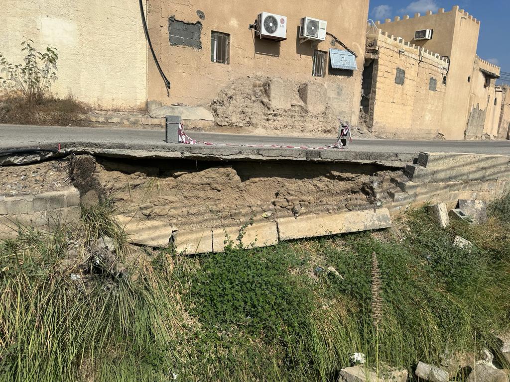 هل تنتظر البلدية <a href="/AldhakhiliyahGO/">محافظة الداخلية - سلطنة عُمان</a> <a href="/DK_Municipality/">بلدية الداخلية - سلطنة عُمان</a> والأوقاف <a href="/AwqafBhla/">‏مكتب الأوقاف والشؤون الدينية ببهلا</a>  <a href="/meraoman/">وزارة الأوقاف والشؤون الدينية - سلطنة عُمان</a> والتراث <a href="/OmanMHT/">وزارة التراث والسياحة - سلطنة عُمان</a> حادث حتى يهبوا في إصلاح هذا المنظر بسوق بهلاء ⁉️🤔
نسخة الي أعضاء مجلس الشوري والمجلس البلدي
<a href="/omaraljunaibi3/">عمر علي سليم الجنيبي</a>
<a href="/abd_alhinai/">Abdullah Alhinai</a>
<a href="/NasserAlwardi9/">ناصر بن حميد الوردي</a>
يحتاج المكان إلى اعادة  تأهيل وتطوير