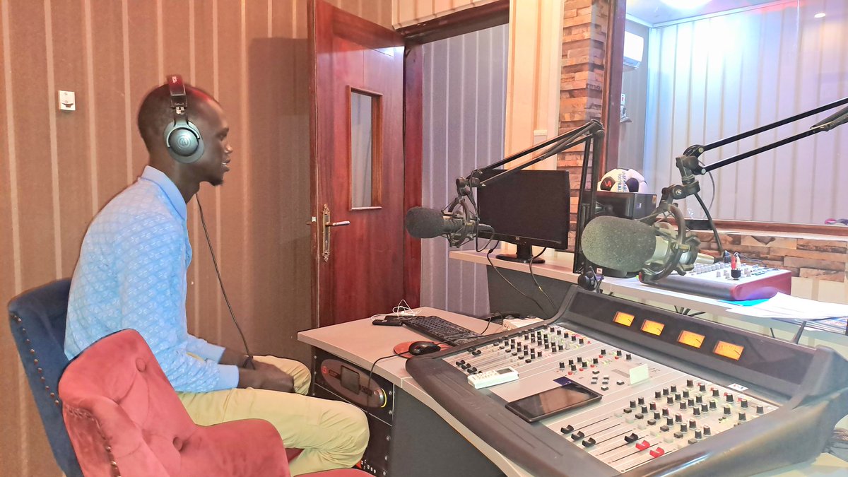 Martinmaluk1's tweet photo. I had a very good interaction with my fellow youth on air today at classic FM 92.4 where i was hosted as the guest to discuss leadership issues and how should young people directly involves in politics and on my recent participation at YALI  RCL Nairobi-Kenya. https://t.co/9jIz0nGSHu