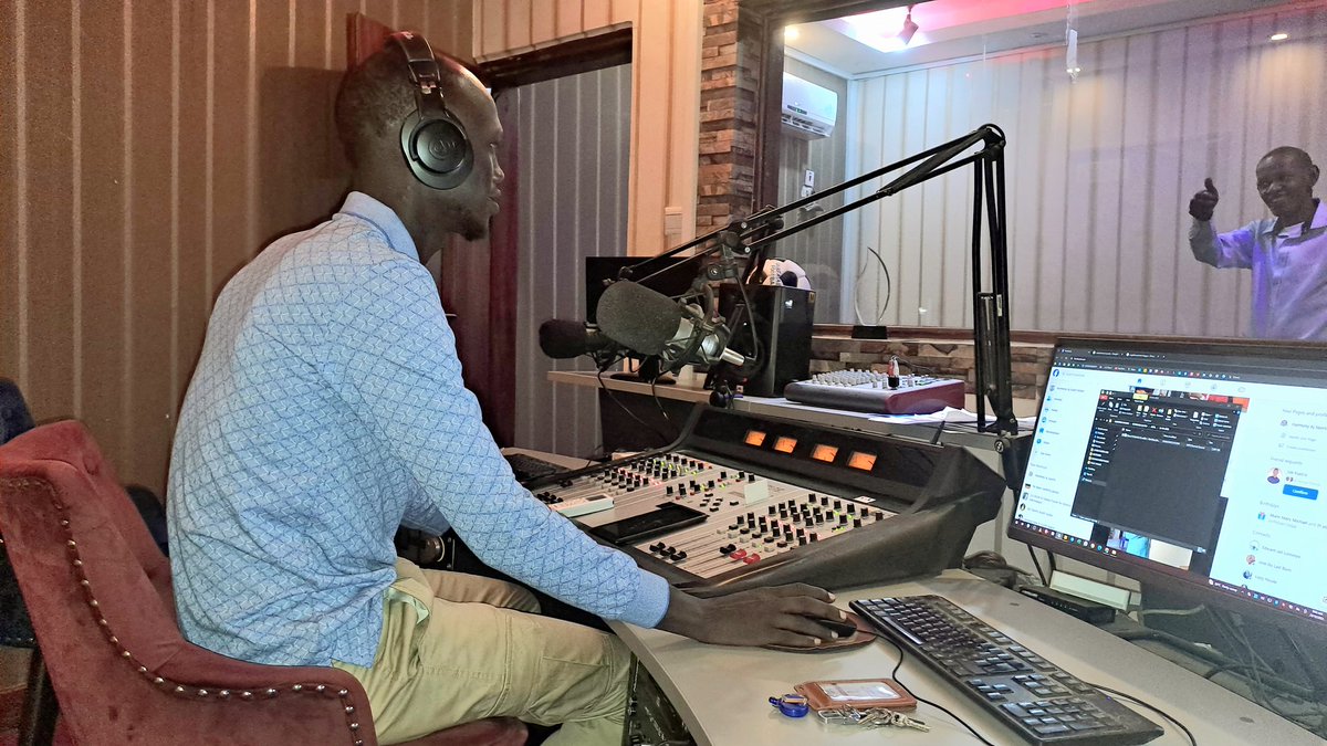 Martinmaluk1's tweet photo. I had a very good interaction with my fellow youth on air today at classic FM 92.4 where i was hosted as the guest to discuss leadership issues and how should young people directly involves in politics and on my recent participation at YALI  RCL Nairobi-Kenya. https://t.co/9jIz0nGSHu