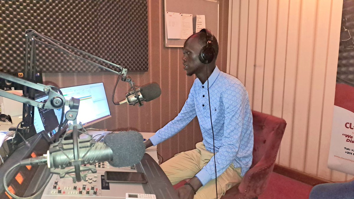 Martinmaluk1's tweet photo. I had a very good interaction with my fellow youth on air today at classic FM 92.4 where i was hosted as the guest to discuss leadership issues and how should young people directly involves in politics and on my recent participation at YALI  RCL Nairobi-Kenya. https://t.co/9jIz0nGSHu