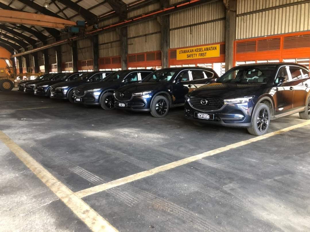 RosliArif3's tweet photo. Nok bayar gaji player, pengurusan bola tak dok pitis. 
Nok tunai janji bantuan banjir tak dok pitis. Nok buat bayaran kpd kontraktor bersih kawasan, potong rumput bawah bandaraya tak dok pitis.Nok beli kereta2 YB Exco ada pitis. https://t.co/KKRGSrpcua