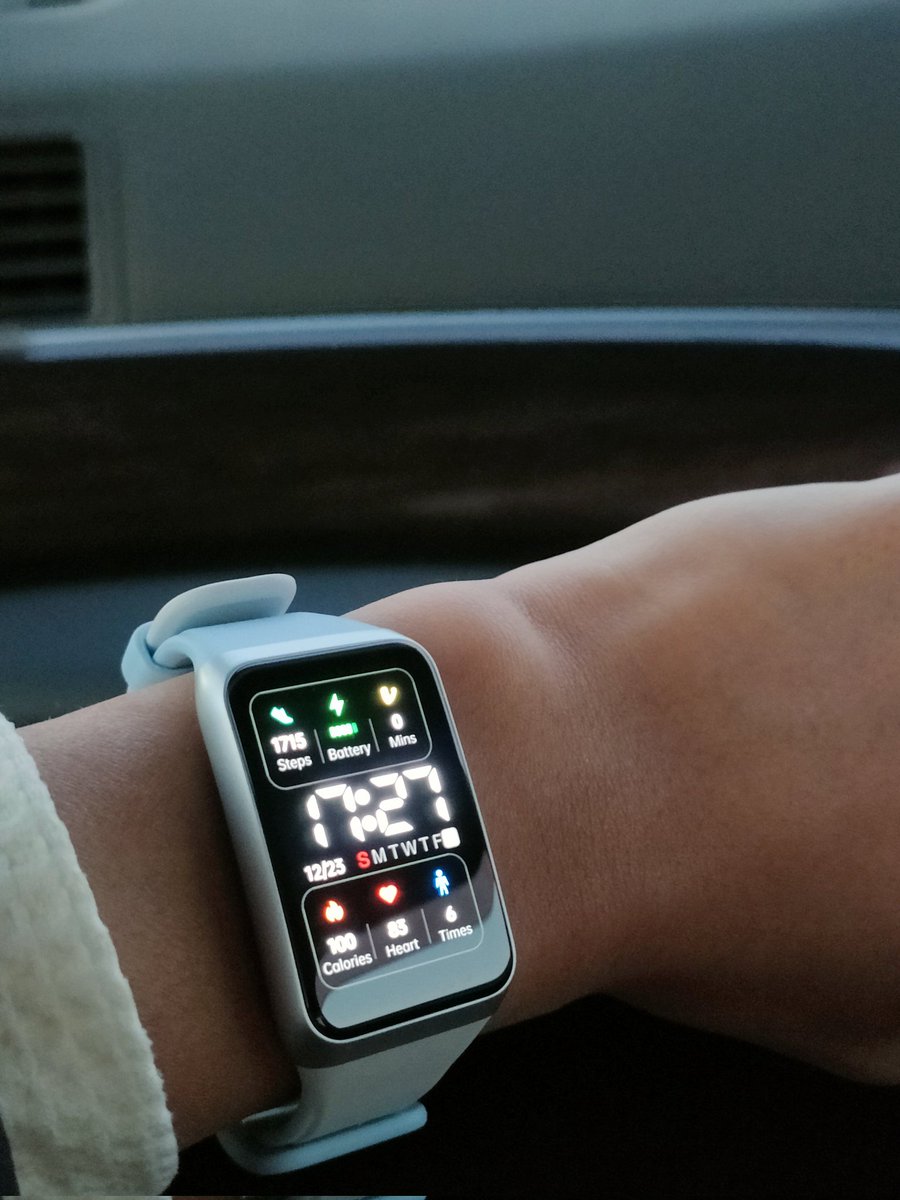 rmt8qi4's tweet photo. 半日使った感想!!
まず充電の持ちが凄い!
(oppo band styleとの比較)
あと画面が有機ELの1.5インチだから通知が見やすい!!
#oppoband2 #oppoカメラ部 https://t.co/Gog2p8SJ2j