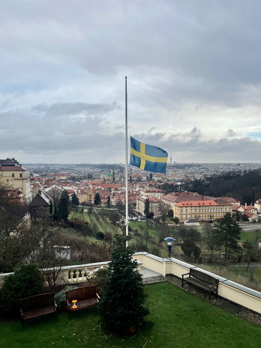 🕯️21.12.2023 Jsme hluboce zarmouceni z hrůzného, otřesného činu, ke kterému došlo na filozofické fakultě Univerzity Karlovy. Naše myšlenky jsou s blízkými obětí. Všem studentům, pedagogům i celému Česku vyjadřujeme nejupřímnější soustrast a přejeme hodně sil do následujících dní.