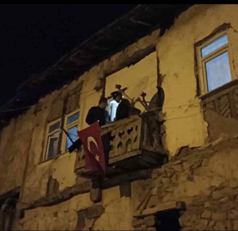 Türkiye'de şehitlik de bir sınıfsal durum bidayetinden beri. "Zenginimiz bedel verir, askerimiz fakirdendir" diyor ya türkü. Öyle işte.