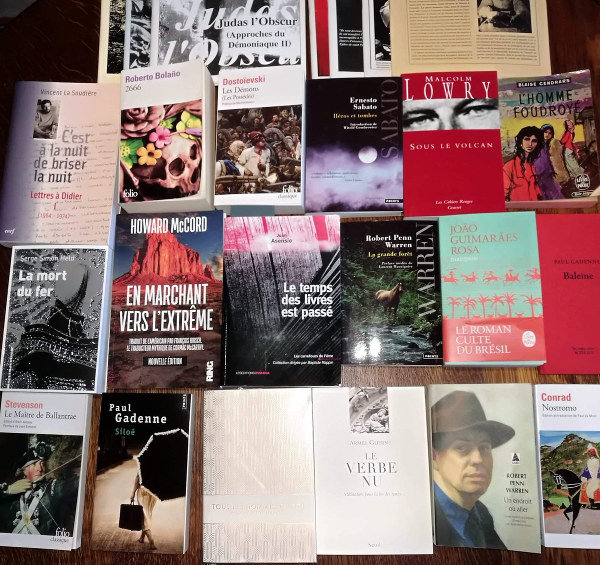 Je rappelle que Brasillach, sous les traits d’Hersent, apparaît dans l’un des plus admirables romans de la langue française, La plage de Scheveningen de Paul Gadenne.
J’ai repris la note que j’avais consacrée à ce texte somptueux dans Le temps des livres est passé.