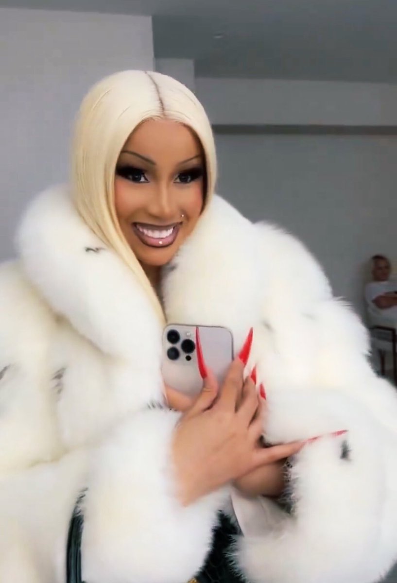 YSLONIKA's tweet photo. u can’t wear a nicki wig and be nicki https://t.co/SDV06xtW1Y